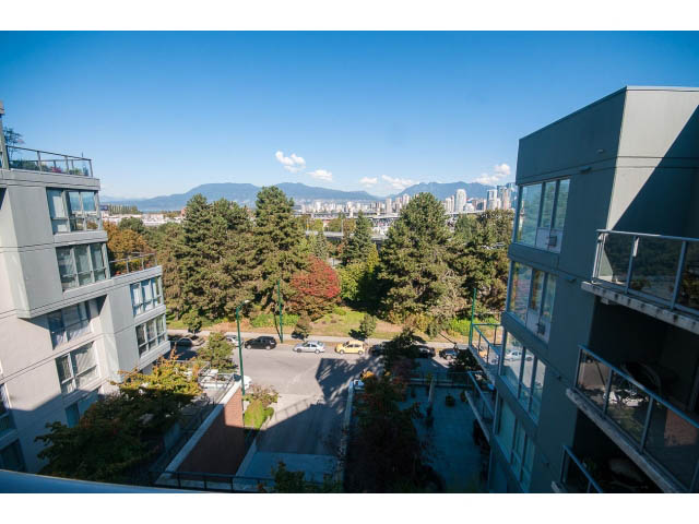 Bright living room with city view and modern furnishings. - 603 - 1425 West 6th Ave, Vancouver West Side