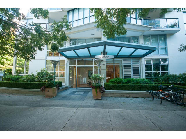 Furnished 2-bedroom + den condo with glass-enclosed entrance and modern design. - 603 - 1425 West 6th Ave, Vancouver West Side
