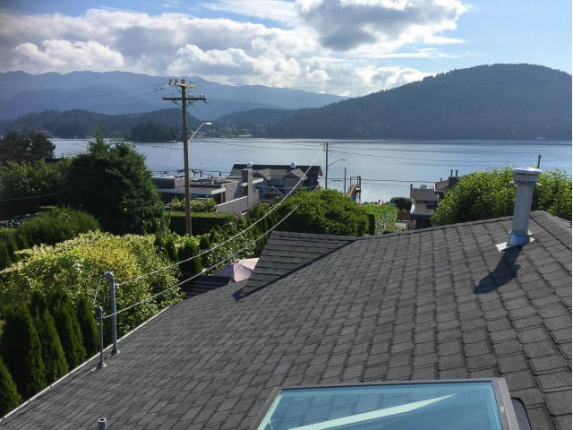 Furnished 4-bedroom house with a stunning view of the mountains and a tranquil lake. - 389 Beachview Dr, North Vancouver