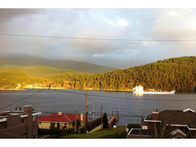 Furnished 4-bedroom house with a stunning view of the lake and mountains. - 389 Beachview Dr, North Vancouver