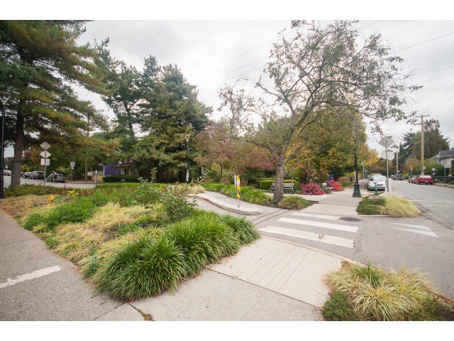 Furnished patio with greenery and pathway leading to street. - Suite - 817 Union St, Vancouver East Side