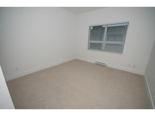 Empty living room with carpeted floor and window with blinds. - 9 - 3508 Mount Seymour Pkwy, North Vancouver