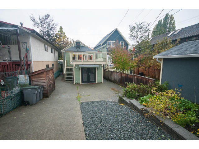 Furnished living room with cozy furniture and a view of the backyard. - Upper - 817 Union St, Vancouver East Side