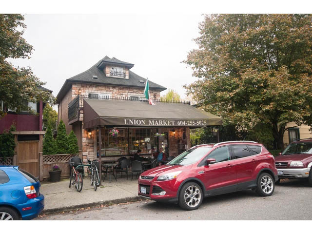 Furnished living room with cozy furniture and large windows. - Upper - 817 Union St, Vancouver East Side