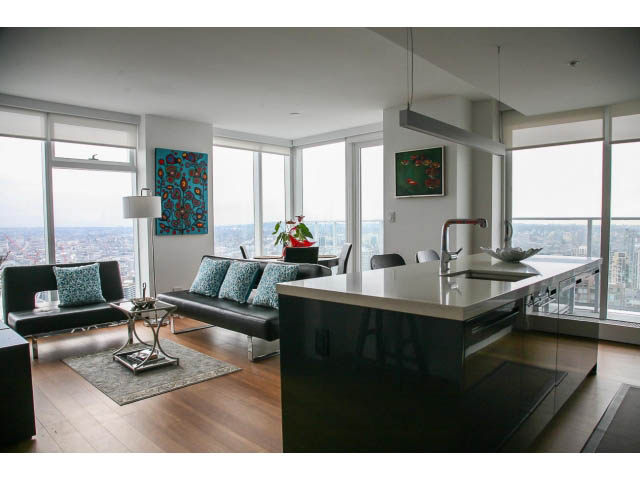 Furnished living room with hardwood floors, city view, and modern decor. - 4609 - 777 Richards St, Vancouver Downtown