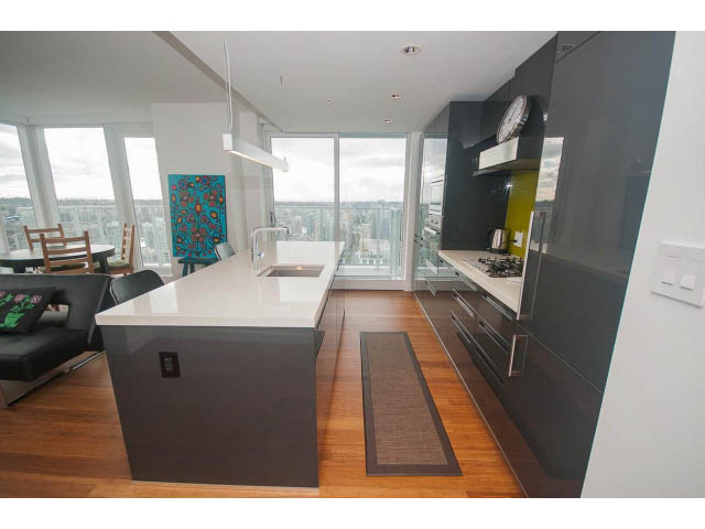Bright kitchen with hardwood floors, city view, and modern furnishings. - 4609 - 777 Richards St, Vancouver Downtown