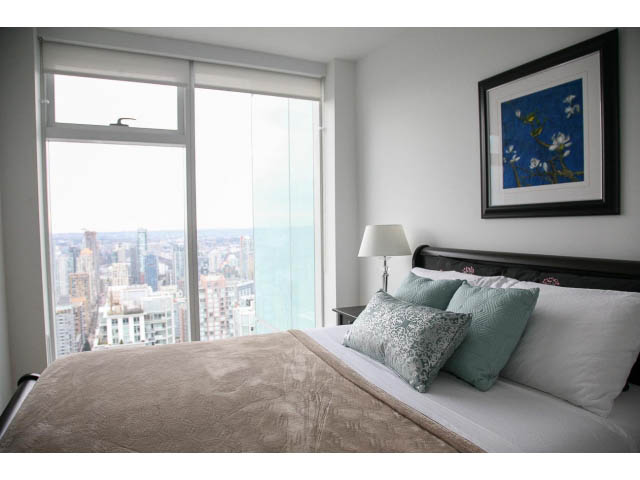 Bright bedroom with city view and modern decor. - 4609 - 777 Richards St, Vancouver Downtown