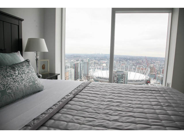 Bright bedroom with city view and large windows. - 4609 - 777 Richards St, Vancouver Downtown