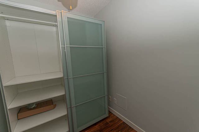 Bright den with sliding glass door and built-in shelves. - 1506 - 1420 West Georgia Street, Vancouver Downtown