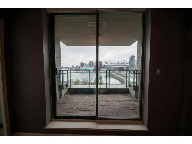 Bright living room with city view and large windows. - 706 - 1088 Quebec St., Vancouver East Side