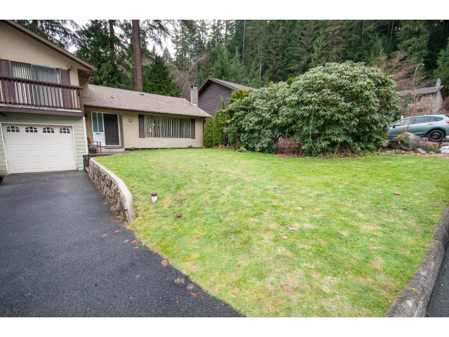 Spacious front yard with lush green grass and mature trees. - 2346 Riverbank Place, North Vancouver