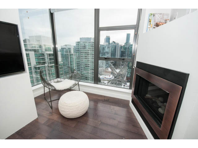 Bright living room with hardwood floors, city view, and modern furniture. - 2407 - 1723 Alberni, Vancouver Downtown
