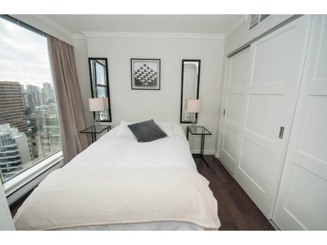 Spacious 2-bedroom condo with hardwood floors and city view. - 2407 - 1723 Alberni, Vancouver Downtown