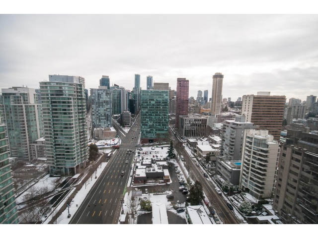Bright living room with stunning city view and modern furnishings. - 2407 - 1723 Alberni, Vancouver Downtown