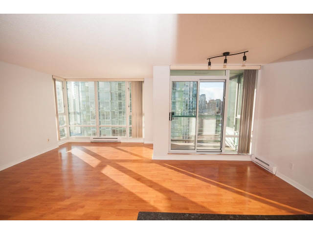 Spacious living room with hardwood floors and city view. - 2005 - 1067 Marinaside Crescen, Vancouver Downtown