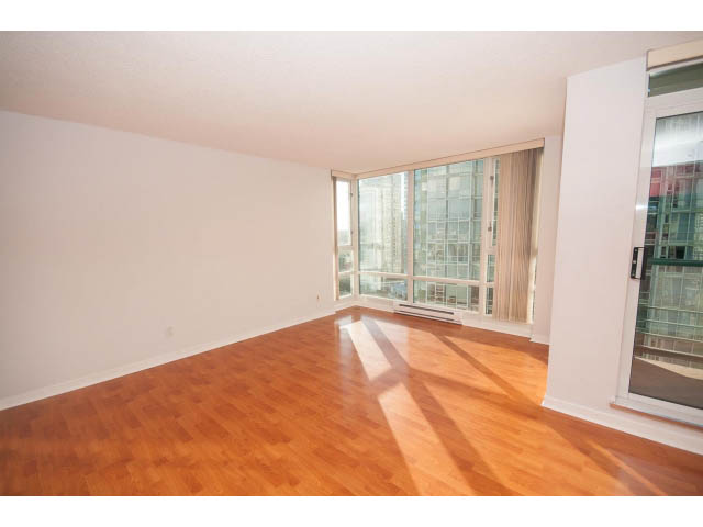 Bright living room with hardwood floors and city view. - 2005 - 1067 Marinaside Crescen, Vancouver Downtown