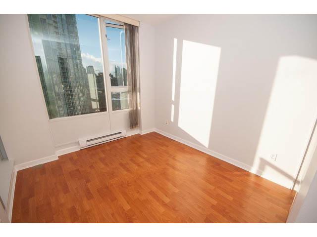 Bright living room with hardwood floors and city view. - 2005 - 1067 Marinaside Crescen, Vancouver Downtown