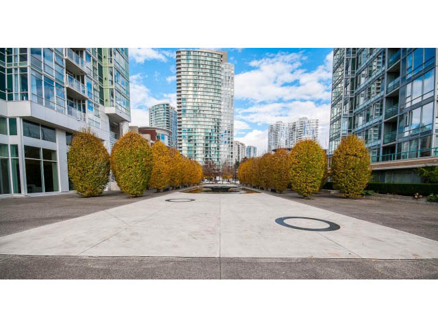 Spacious living room with modern furnishings and city view. - 2005 - 1067 Marinaside Crescen, Vancouver Downtown
