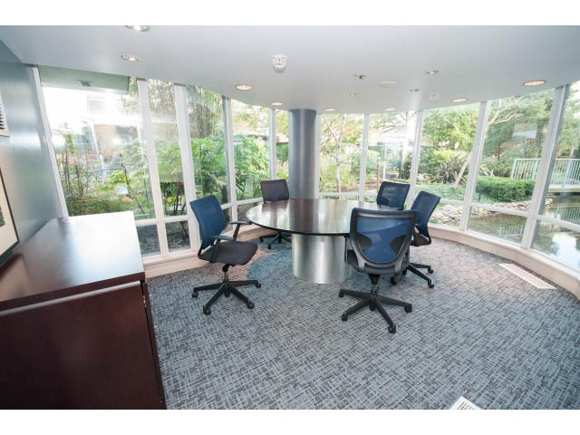 Bright living room with large windows, city view, and modern furniture. - 2005 - 1067 Marinaside Crescen, Vancouver Downtown