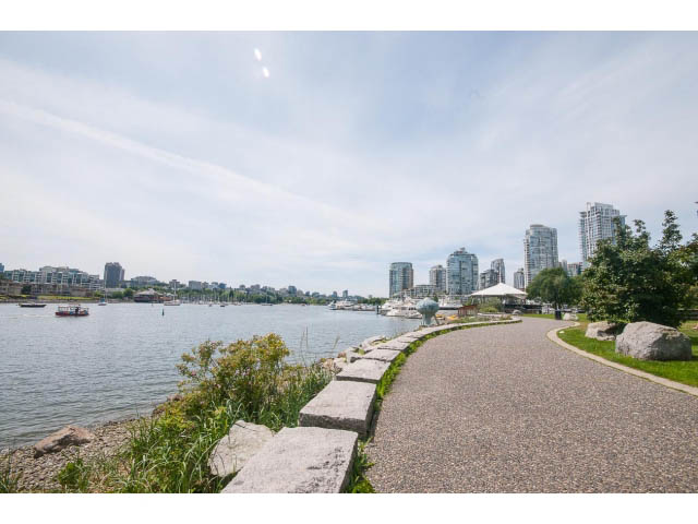 Furnished living room with a stunning city view and waterfront access. - 2005 - 1067 Marinaside Crescen, Vancouver Downtown