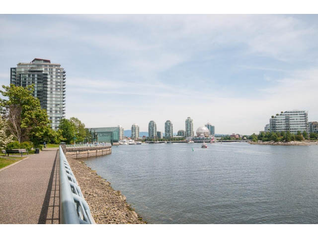 Bright living room with city view and waterfront access. - 2005 - 1067 Marinaside Crescen, Vancouver Downtown