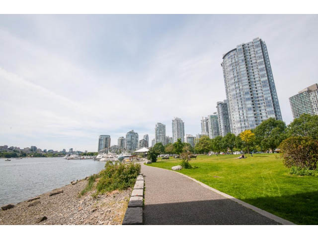 Furnished 2-bedroom + den with city view and waterfront access. - 2005 - 1067 Marinaside Crescen, Vancouver Downtown