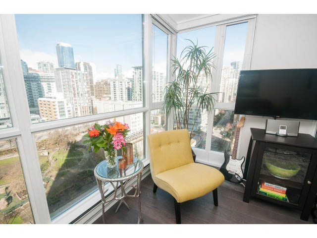 Bright living room with city view and modern furniture. - 1203 - 1188 Richards, Vancouver Downtown