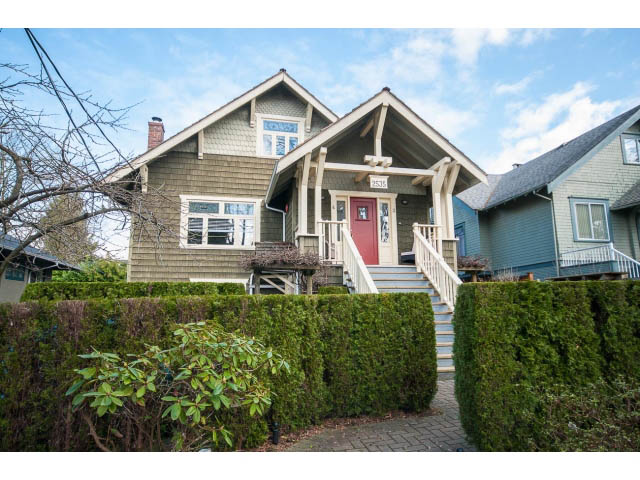 Bright and cozy 1-bedroom + den with a charming front porch and lush greenery. - 3 - 2535 West 6th Ave, Vancouver West Side