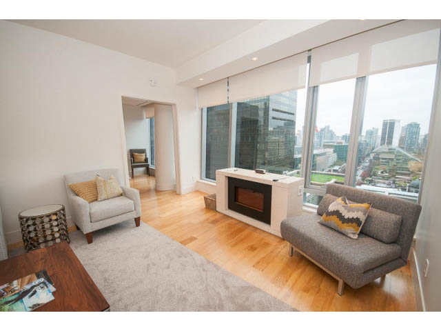 Bright living room with hardwood floors, city view, and modern furniture. - 1701 - 667 Howe Street, Vancouver Downtown