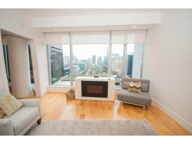 Bright living room with hardwood floors, city view, and modern furnishings. - 1701 - 667 Howe Street, Vancouver Downtown