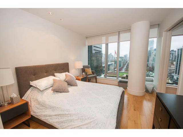 Furnished 1-bedroom + den with hardwood floors, city view, and modern decor. - 1701 - 667 Howe Street, Vancouver Downtown