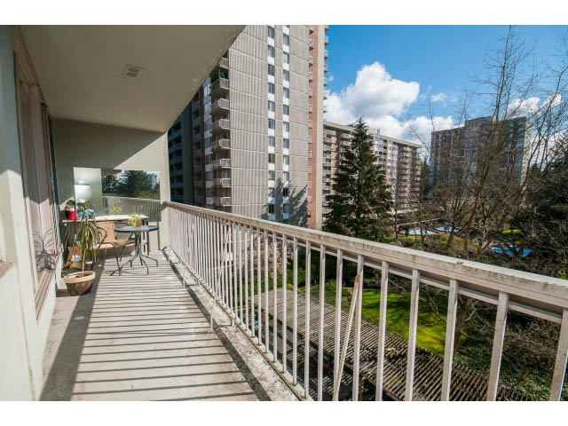 Furnished balcony with city view and outdoor seating. - 606 - 2020 Fullerton Ave, North Vancouver