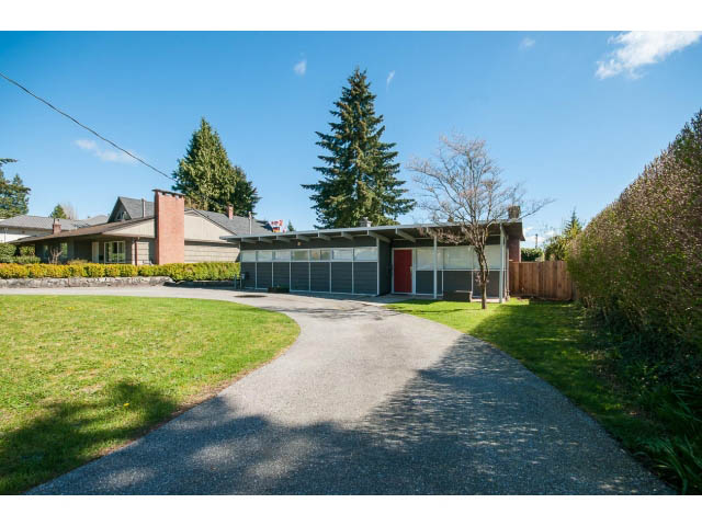 Bright living room with modern furnishings and large windows. - 753 East 15th St, North Vancouver