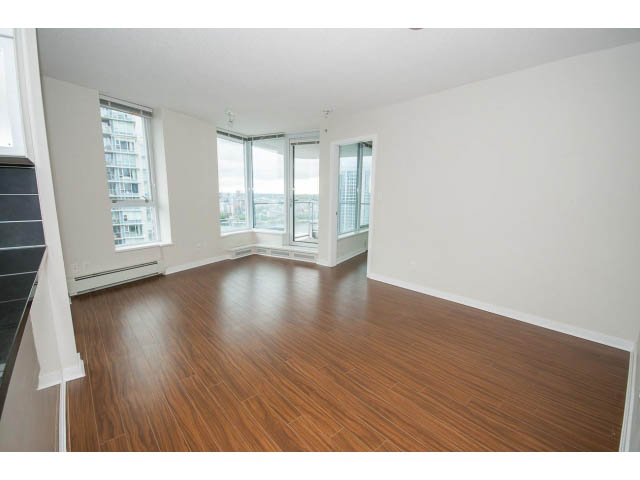 Spacious open-concept living room with hardwood floors and city view. - 3006 - 188 Keefer Place, Vancouver Downtown