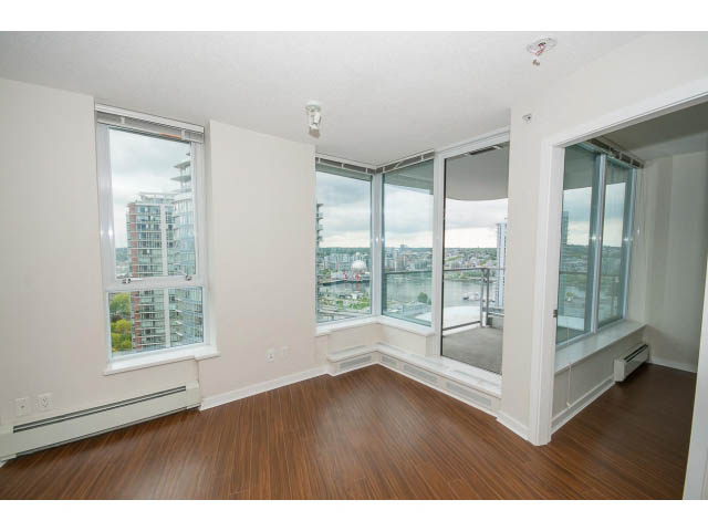 Bright living room with hardwood floors and city view. - 3006 - 188 Keefer Place, Vancouver Downtown