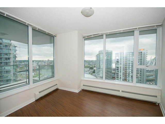 Spacious living room with hardwood floors and a stunning city view. - 3006 - 188 Keefer Place, Vancouver Downtown
