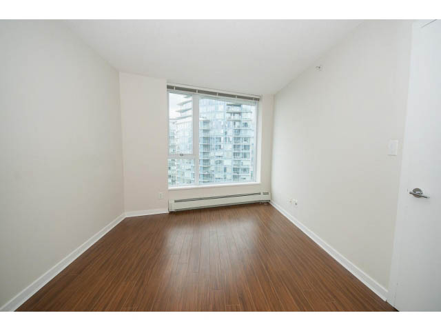 Spacious living room with hardwood floors and city view. - 3006 - 188 Keefer Place, Vancouver Downtown