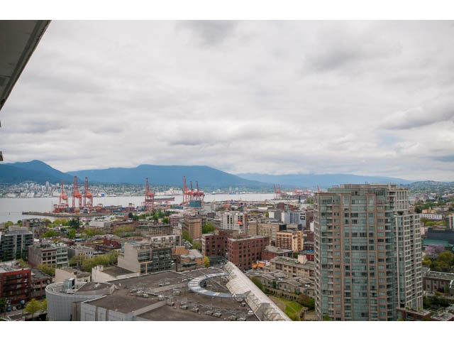 Bright living room with city view and modern furnishings. - 3006 - 188 Keefer Place, Vancouver Downtown