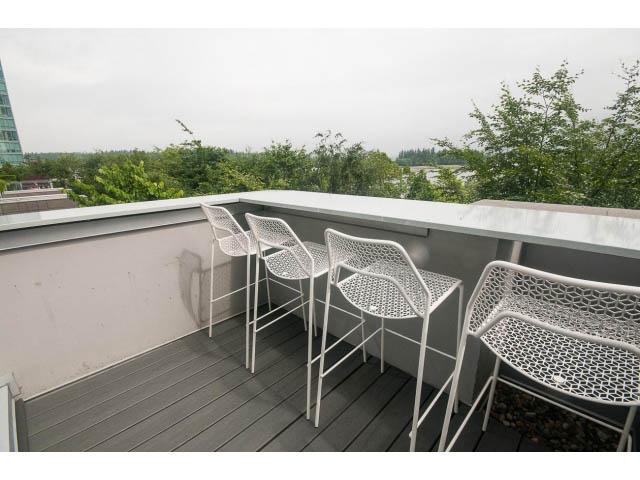 Furnished rooftop deck with modern white furniture and city view. - TH17 - 1233 West Cordova St, Vancouver Downtown