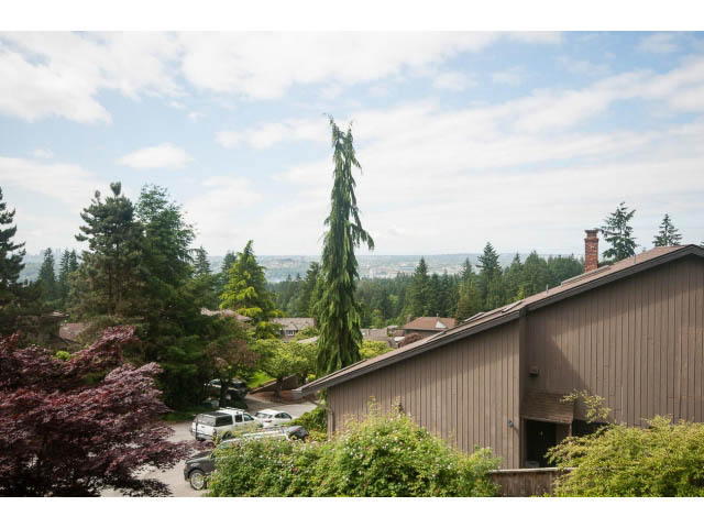 Furnished 4-bedroom + den house with a city view and lush greenery. - 2948 Marykirk Place, North Vancouver