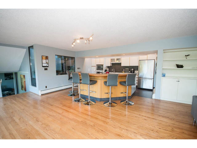 Open-concept living space with hardwood floors and modern furnishings. - 5338 Montiverdi Pl, West Vancouver