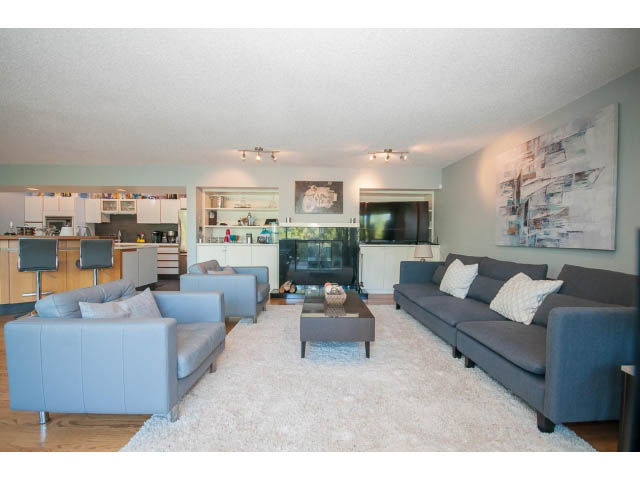 Spacious living room with modern furniture, hardwood floors, and a large rug. - 5338 Montiverdi Pl, West Vancouver