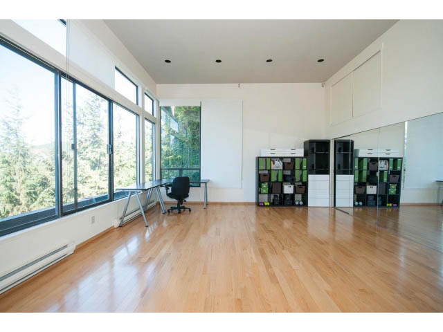 Bright living room with hardwood floors, city view, and modern furnishings. - 5338 Montiverdi Pl, West Vancouver