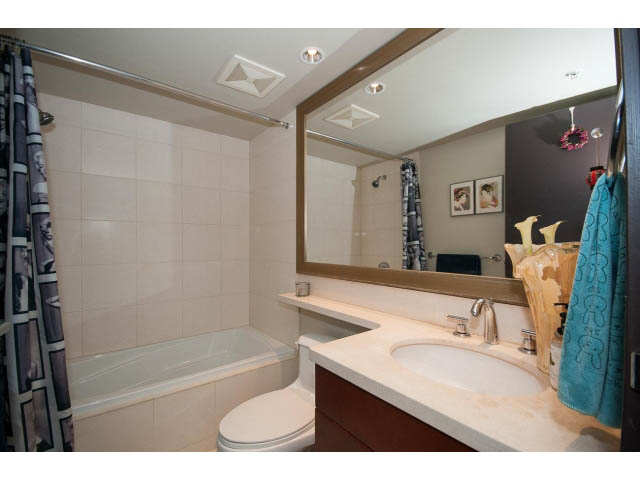 Bright bathroom with white countertops and a bathtub, featuring a modern design and a large mirror. - 803 - 590 Nicola Street, Vancouver Downtown