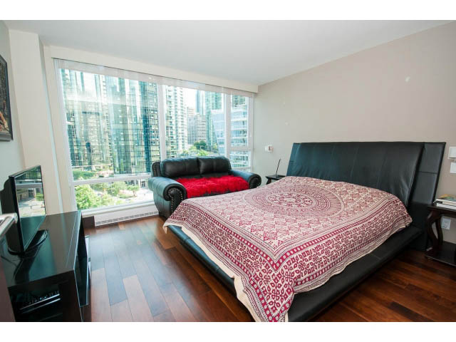 Bright living space with hardwood floors, city view, and modern furnishings. - 803 - 590 Nicola Street, Vancouver Downtown