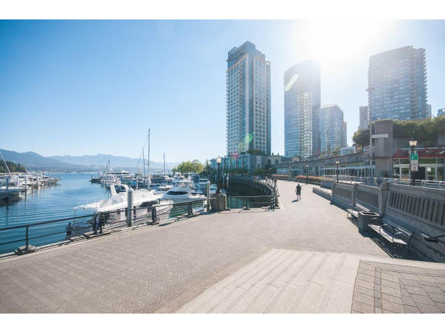 Loft with city view and waterfront access, modern furnishings, and large windows. - 803 - 590 Nicola Street, Vancouver Downtown