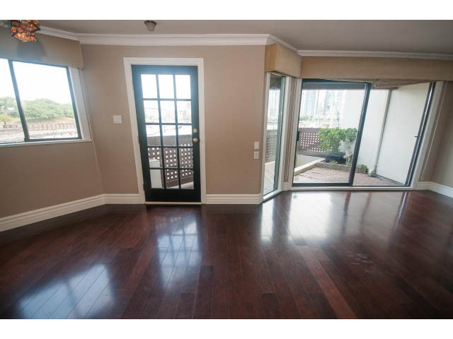 Spacious living room with hardwood floors and city view. - 1122 Ironwork Passage, Vancouver West Side