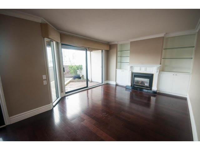 Bright living room with hardwood floors and city view. - 1122 Ironwork Passage, Vancouver West Side