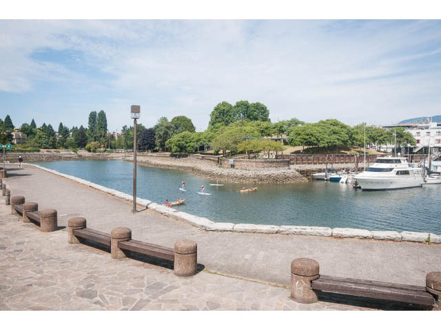Bright waterfront townhouse with dock and boats, perfect for a relaxing waterfront retreat. - 1122 Ironwork Passage, Vancouver West Side