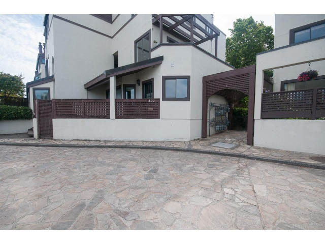 Furnished 1-bedroom + den townhouse with stone patio and modern architecture. - 1122 Ironwork Passage, Vancouver West Side